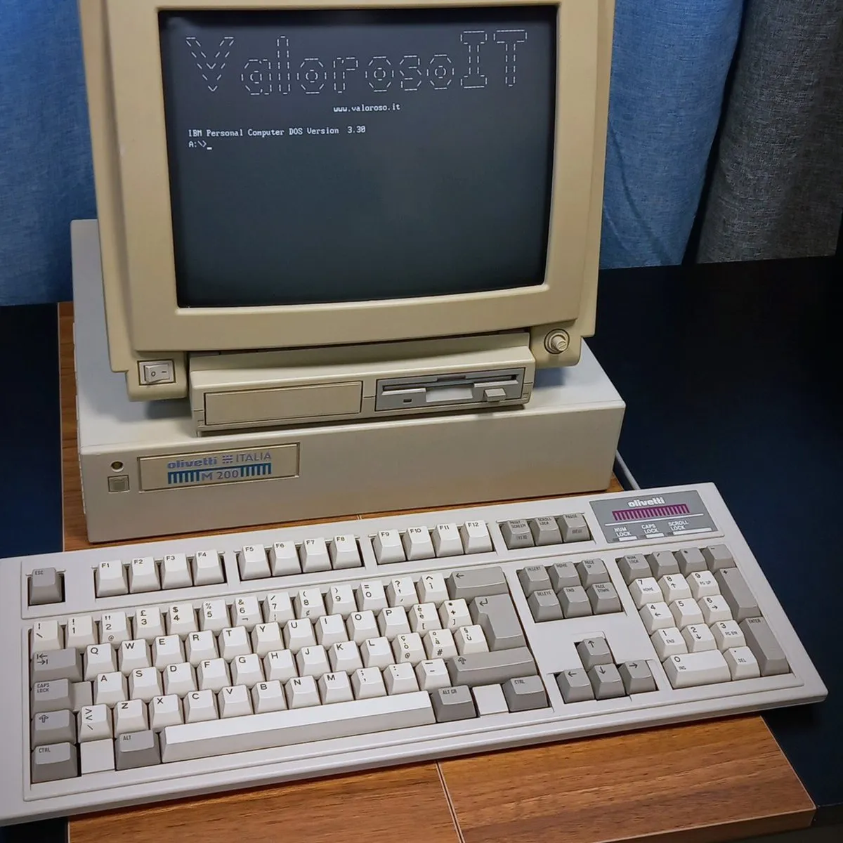 1988 年出品的 Olivetti M200 台式电脑，带 CRT 显示器与键盘
